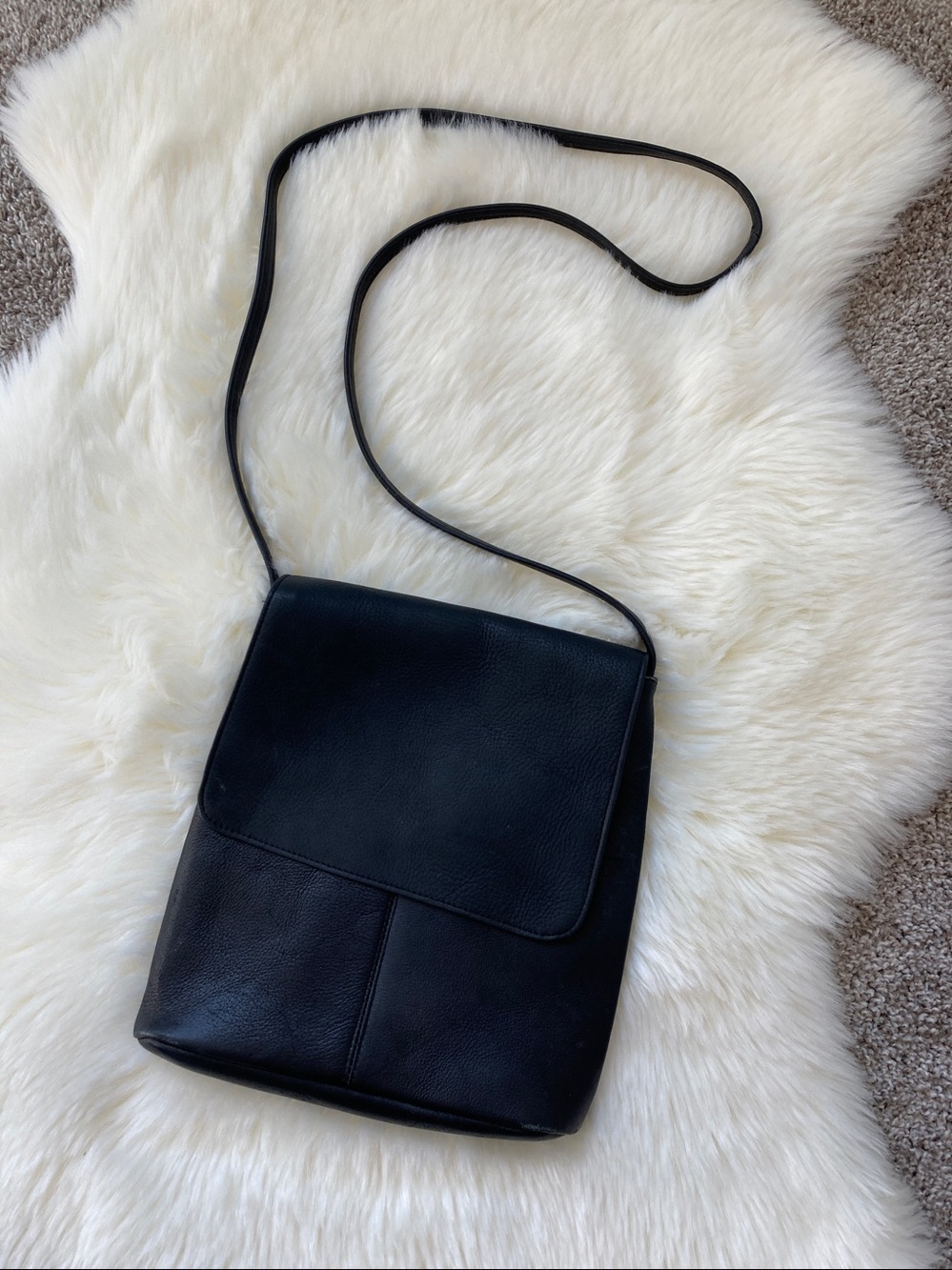 Le Donne Simple Flap Over Crossbody Bag T-784 Black vaquetta leather Minimalist